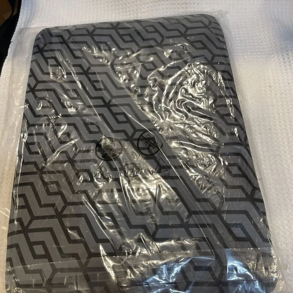 L07806-001 HP 14 Chroma Geo Rev Sleeve, New in Original Package